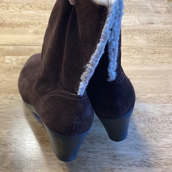 Clarks brown suede bendables with faux fur lining - Picture 5 of 8